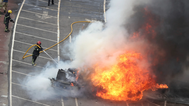Bomberos trabajando tras la explosión de la pipa de gas LP en Puente de la Concordia.
