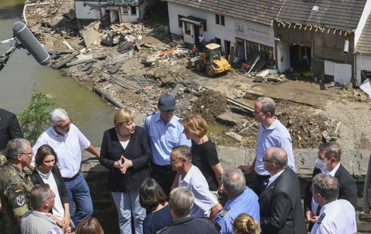 Merkel calificó de surrealista la devastación por las inundaciones
