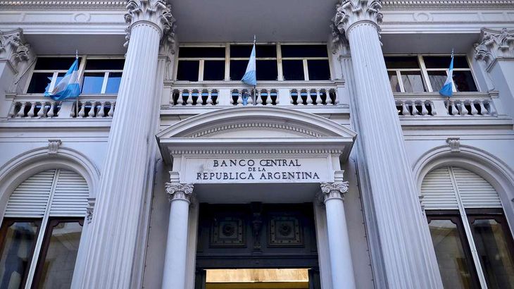 El Banco Central de la República Argentina (BCRA) regula la tasa de política monetaria. El Banco Central de la República Argentina (BCRA) regula la tasa de política monetaria.