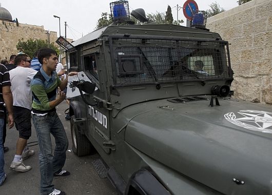 Un grupo de manifestantes atacó móviles policiales