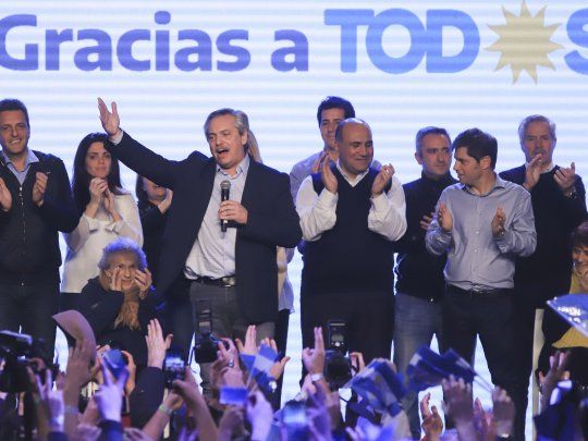 El precandidato a presidente por el Frente de Todos, Alberto Fernandez, al dar un mensaje a sus simpatizantes en el bunker partidario luego de  conocerse los resultados de las PASO.