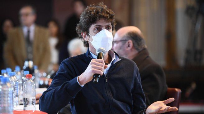 Martín Lousteau usó barbijo durante el debate en comisión ya que tuvo fiebre en los últimos días.