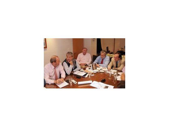 Los integrantes de la Mesa de Enlace durante la reunión en la sede de CRA.
