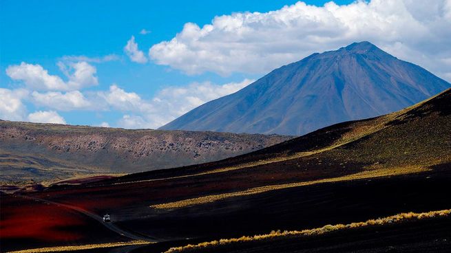 Sus oscuras llanuras, causadas por sus antiguas erupciones, destacan en el turismo de La Pampa.