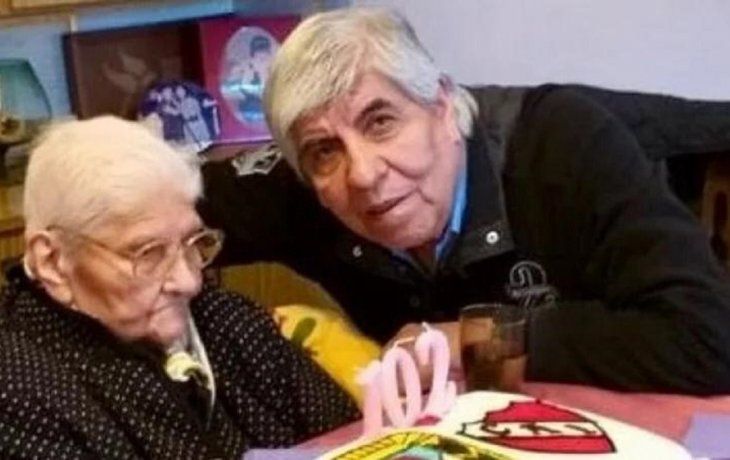 El dirigente sindical, Hugo Moyano, junto a su madre Celina Carrizo.