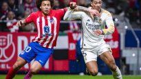 Bellingham y Witsel disputan la pelota en el partido de Copa.