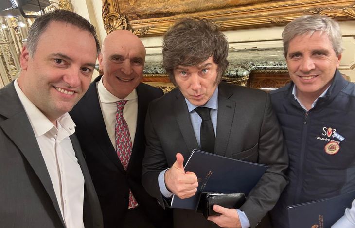 Javier Milei continúa apoyando a José Luis Espert en medio de las denuncias que lo vinculan al narcotráfico. Javier Milei continúa apoyando a José Luis Espert en medio de las denuncias que lo vinculan al narcotráfico.