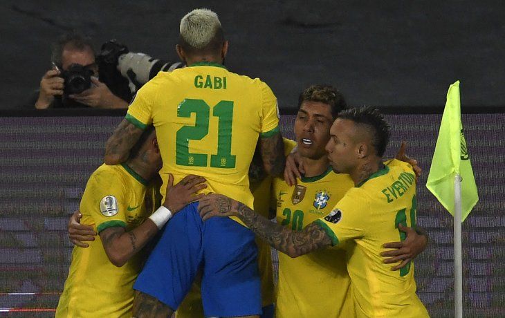 Brasil sufrió, marcó un gol con mucha polémica, pero mantiene un liderazgo perfecto.