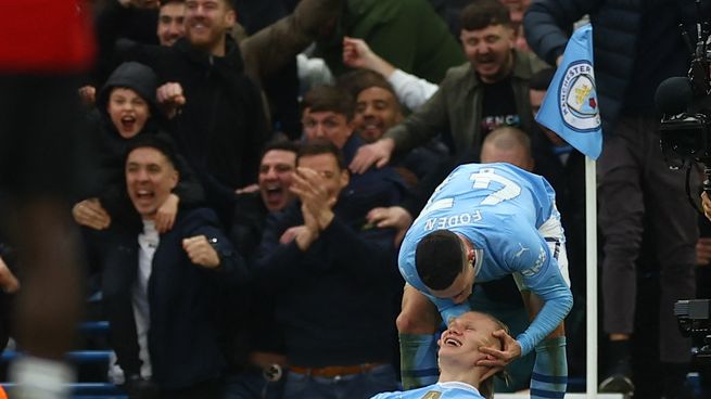 Manchester City se apoyó en sus dos artilleros de lujos para dar vuelta la historia: Foden, autor de un doblete, le agarra la cara a Haaland, quien sentenció el triunfo como local por 3-1 en el clásico de Manchester.