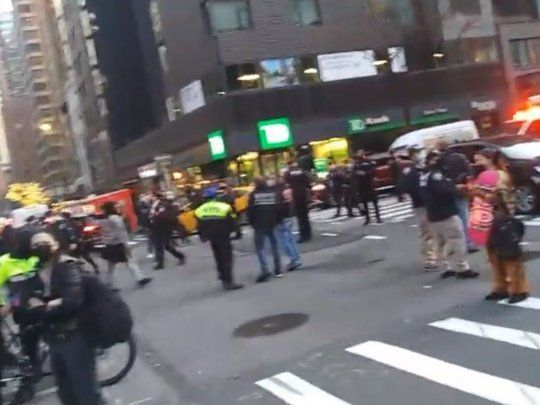Incertidumbre y temor en Nueva York: un auto atropelló a decenas de personas en una protesta.