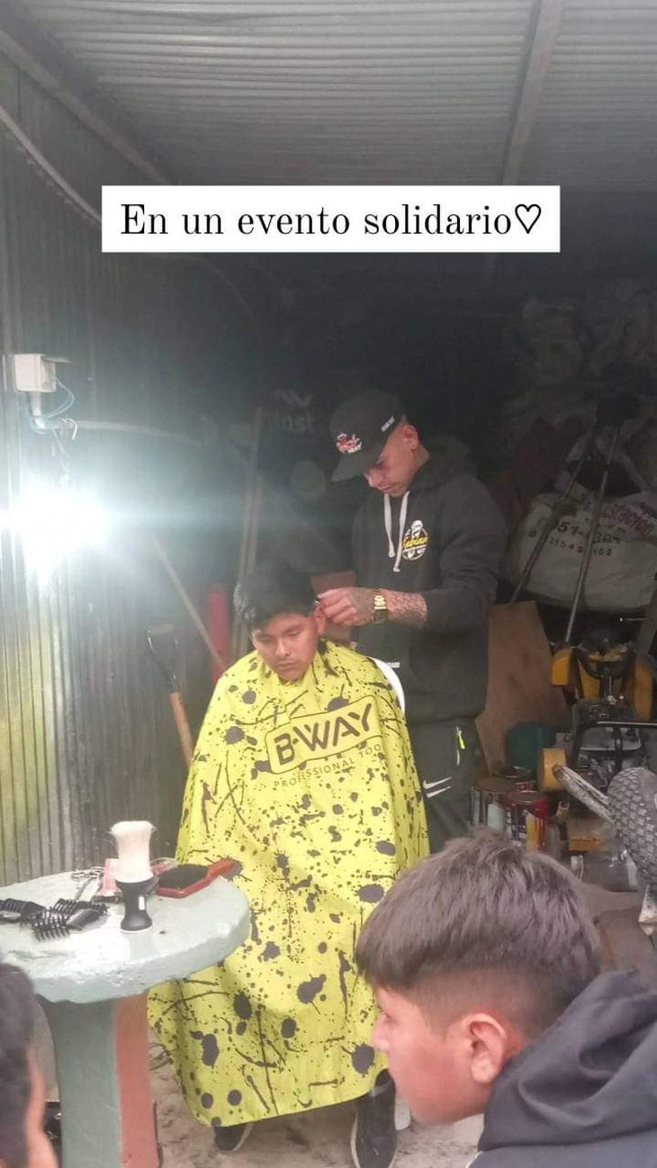 Fabián le cortó el pelo a muchos niños en un evento solidario Fabián le cortó el pelo a muchos niños en un evento solidario