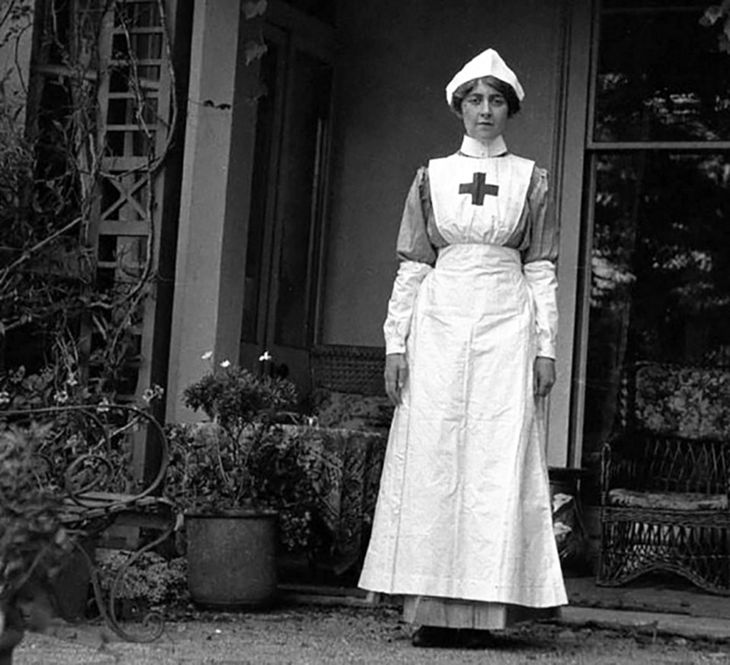 Agatha Christie en sus tiempos de enfermera durante la Primera Guerra Mundial: una experiencia que le dejó lecciones para su futura tarea de novelista Agatha Christie en sus tiempos de enfermera durante la Primera Guerra Mundial: una experiencia que le dejó lecciones para su futura tarea de novelista