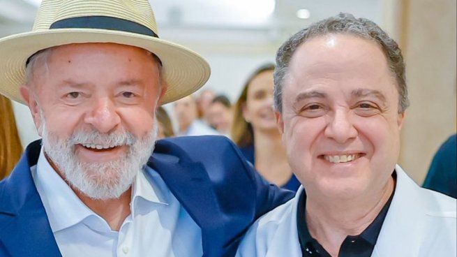 Lula y su médico Roberto Kalil, a la salida del hospital Sirio-Libanés.