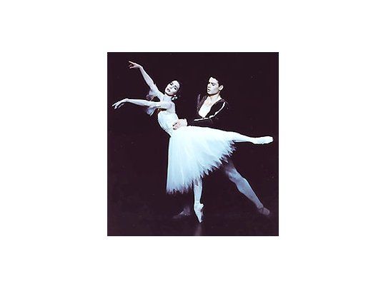 El mejor momento del estupendo regreso de Iñaki Urlezagaal Colón fue cuando bailó con Tamara Rojo el pasdeux del segundo acto de «Giselle».