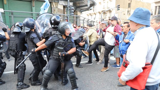 La Procuraduría de Violencia Institucional pidió investigar el accionar policial durante la marcha de jubilados.