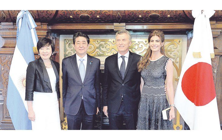 ámbito.com | Relanzamiento. El premier japonés, Shinzo Abe, y el presidente Mauricio Macri posaron junto a sus primeras damas, Akie Abe y Juliana Awada.