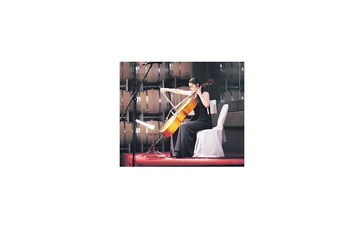 La joven cellista suiza Estelle Revaz se lució con suites de Bach en uno de los mejores conciertos de la edición 2012 del «Festival Internacional de Música Clásica por los caminos del vino».