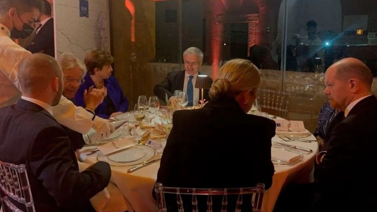 Martín Guzmán at a gala dinner with Kristalina Georgieva and Máxima from Holland