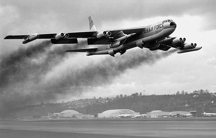 Superfortaleza Volante B-52 despegando de la base Estratégica Aeroespacial 92, durante la operación Giant Lance en 1969. Nixon quiso demostrar a los Rusos y Vietnamitas del Norte que no tenia límites.