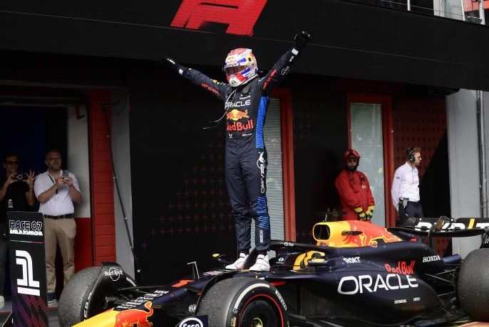El campeón del mundo Max Verstappen festeja el triunfo sobre su Red Bull, tra ganar el Gran Premio de Emilia Romagna de Fórmula 1. 