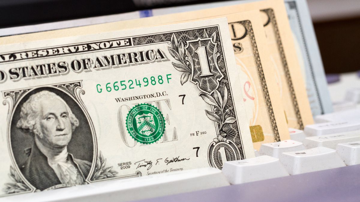 The super dollar reached its highest levels, awaiting key market data