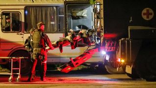 Militares ucranianos son evacuados de la siderurgica Azovstal.