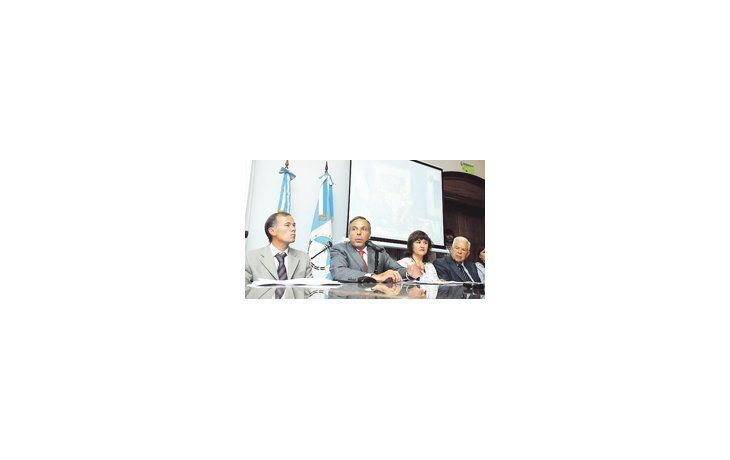 El gobernador Jorge Sapag, acompañado por todo su gabinete en el Salón de Acuerdos de Casa de Gobierno, anunció el hallazgo de petróleo en el área conocida como Aguada del Chañar.