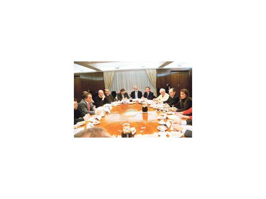La ministra Débora Giorgi, reunida el martes con representantes de las distintas cámaras industriales.