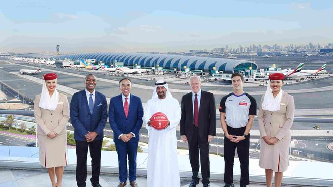 El logotipo de Emirates también aparecerá en todas las camisetas de los árbitros de la NBA a partir del Partido de las Estrellas de la NBA 2024, que tendrá lugar el domingo 18 de febrero.