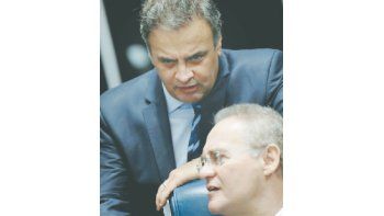 ámbito.com | Uno de los líderes de la oposición a Dilma Rousseff, el senador Aécio Neves, conversa con el presidente de la cámara, Renan Calheiros, hasta hace poco un aliado del PT y ahora parte de la nueva cúpula del poder en Brasil.