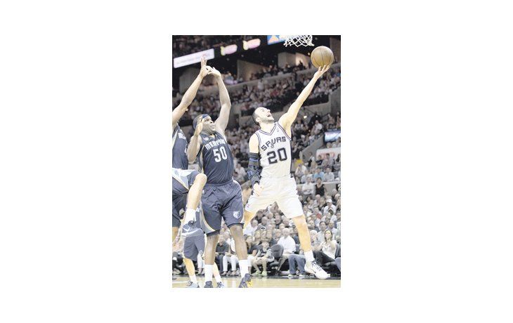 Emanuel Ginóbili fue la figura de San Antonio: marcó 33 puntos ante Memphis.
