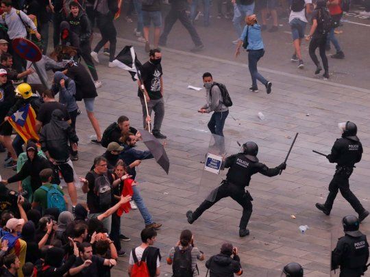 La Policía cargó contra manifestantes en distintos puntos de Cataluña.
