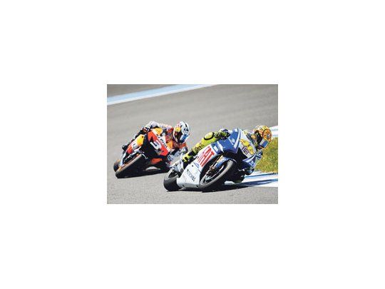 La Yamaha de Valentino Rossi por delante de la Honda del español Dani Pedrosa. El italiano ganó el GP de España en MotoGP.
