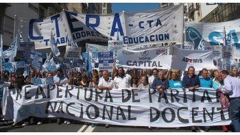 Docentes salieron a reclamar a las calles en varias provincias en una jornada de paro nacional docente.