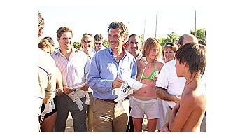 ámbito.com | Mauricio Macri pasó ayer el día en campaña en Entre Ríos. Viajó para apoyar a sus candidatos a la gobernación local con el pretexto de concientizar sobre los problemas del medio ambiente.