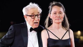 Woody Allen con su esposa Soon Yi Previn. A ella le dedica “¿Qué pasa con Baum?” Woody Allen con su esposa Soon Yi Previn. A ella le dedica “¿Qué pasa con Baum?”