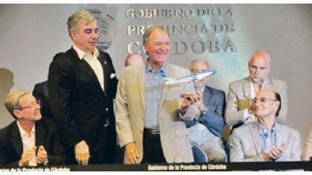 ámbito.com | Vuelo. Schiaretti, ayer con el presidente de Aerolíneas Argentinas, Mario Dell’ Acqua, para incrementar la conectividad en la provincia. El cordobés fue el único que cerró el acuerdo con Nación por el déficit 2017.