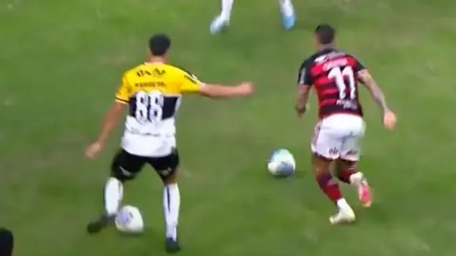 La insólita jugada en la que hubo dos pelotas en juego y que desembocó en un penal crucial.