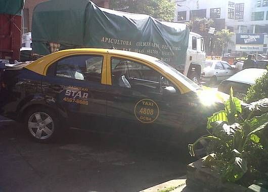 Un camión desató un choque en cadena con 8 autos en San Telmo (foto 8)