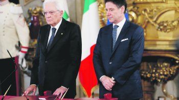 VOLVER A EMPEZAR. El presidente de Italia, Sergio Mattarella, y el primer ministro, Giuseppe Conte, buscan desde ayer superar una nueva crisis de gobierno.