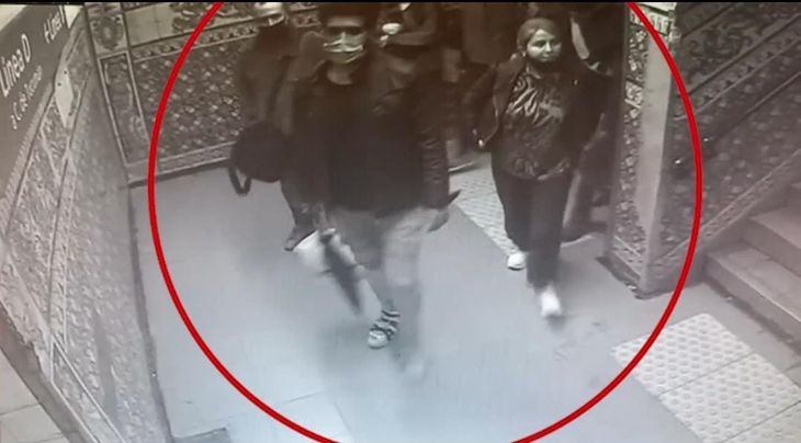 Sabag Montiel y su novia son vistos en una estación del subte porteño, el mismo día en que atacaron a Cristina Kirchner. 