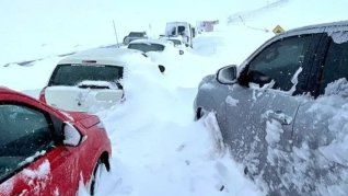20 camiones, más de una decena de autos y un colectivo quedaron atrapados por el temporal.&nbsp;