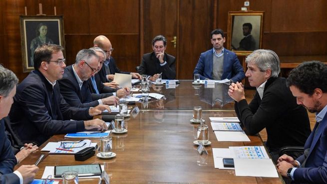 Los directivos de las automotrices nucleadas en ADEFA se reunieron con el ministro de Economía, Luis Caputo.&nbsp;