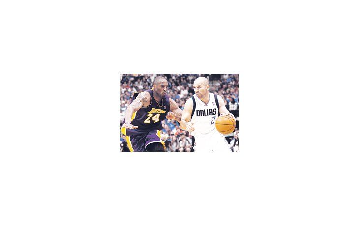 Jason Kidd driblea ante Kobe Briant. Dallas dio la sorpresa al barrer a los Lakers.