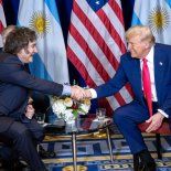 La relación de Javier Milei y Donald Trump está intermediada por las gestiones del lobbista Barry Bennett, que se reunió con la oposición dialoguista pero arrastra una condena penal en los Estados Unidos por actividades clandestinas. La relación de Javier Milei y Donald Trump está intermediada por las gestiones del lobbista Barry Bennett, que se reunió con la oposición dialoguista pero arrastra una condena penal en los Estados Unidos por actividades clandestinas.
