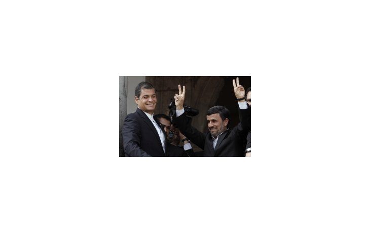 Mahmud Ahmadinejad junto a Rafael Correa.