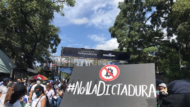 La adopción del bitcoin en el centro de las protestas en El Salvador.