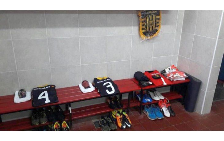 Así se veía el vestuario de Olimpo antes de suspenderse la pretemporada.