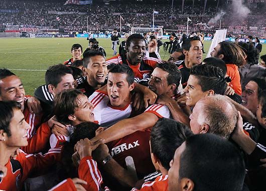 River se quedó en el campo festejando y cantando contra Boca.