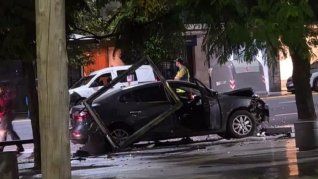 Un auto perdió el control y causó destrozos en Recoleta.